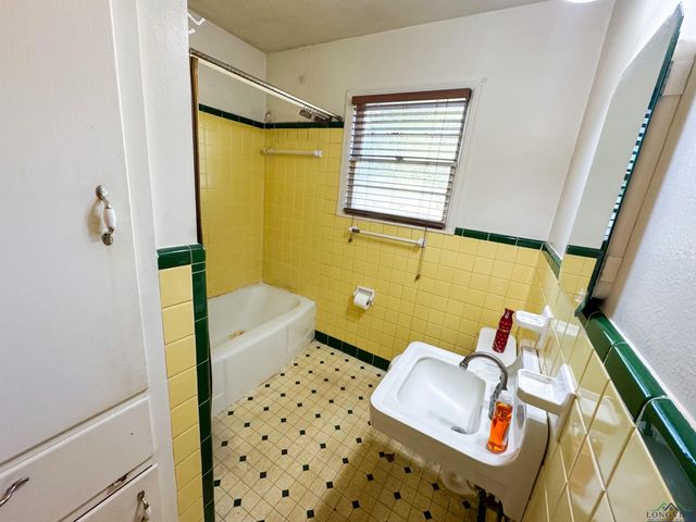 215 Oxford Ln, Longview, TX 75601