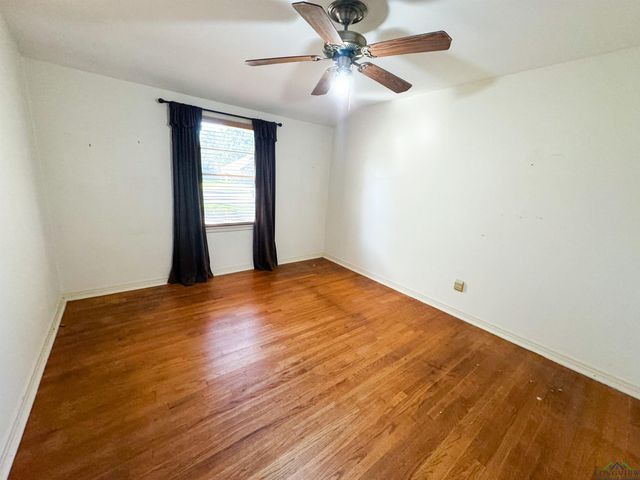 215 Oxford Ln, Longview, TX 75601
