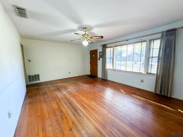215 Oxford Ln, Longview, TX 75601