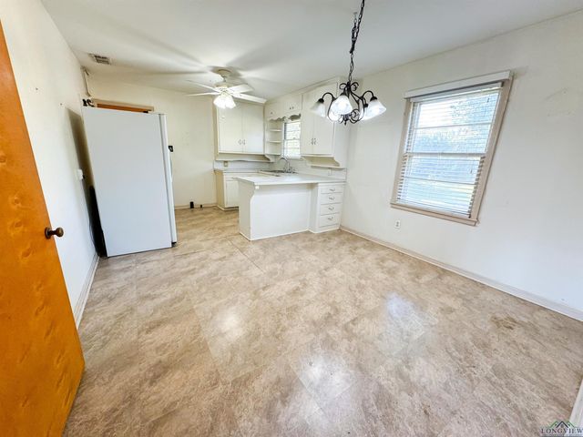 215 Oxford Ln, Longview, TX 75601