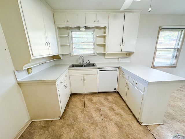 215 Oxford Ln, Longview, TX 75601
