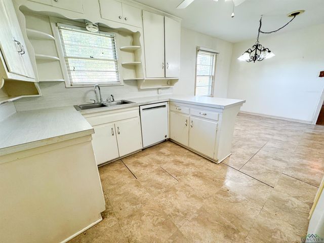 215 Oxford Ln, Longview, TX 75601