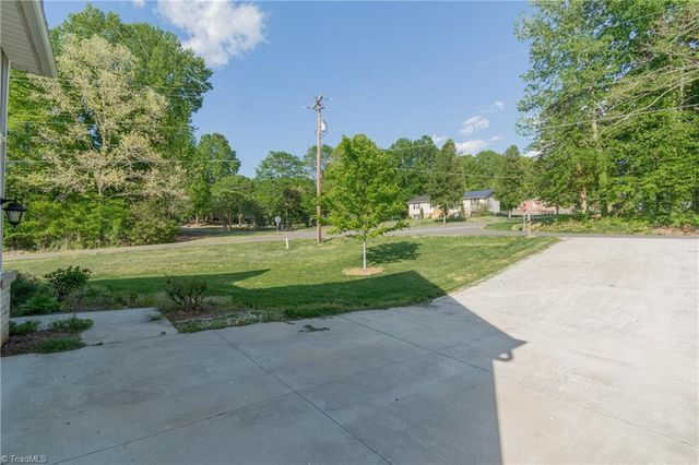 1728 Valley Brook Court, Clemmons, NC 27012