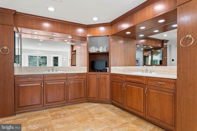 1075 GREEN VALLEY RD, Bryn Mawr, PA 19010