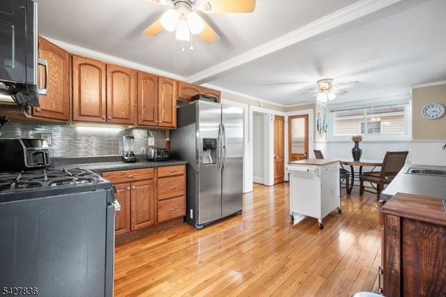 28 Clinton St, Newton Town, NJ 07860
