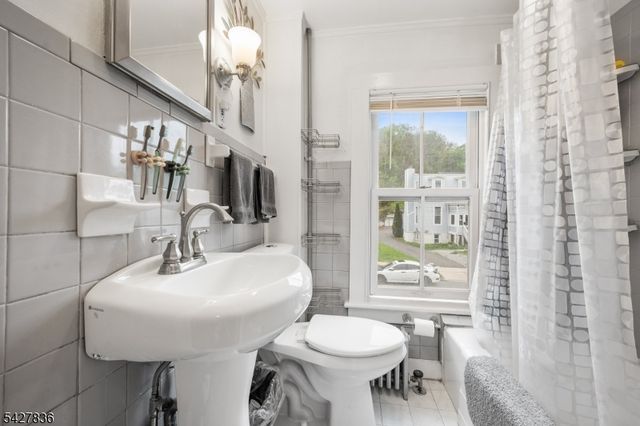 28 Clinton St, Newton Town, NJ 07860