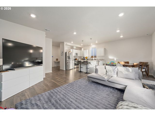 2985 W St, Springfield, OR 97477