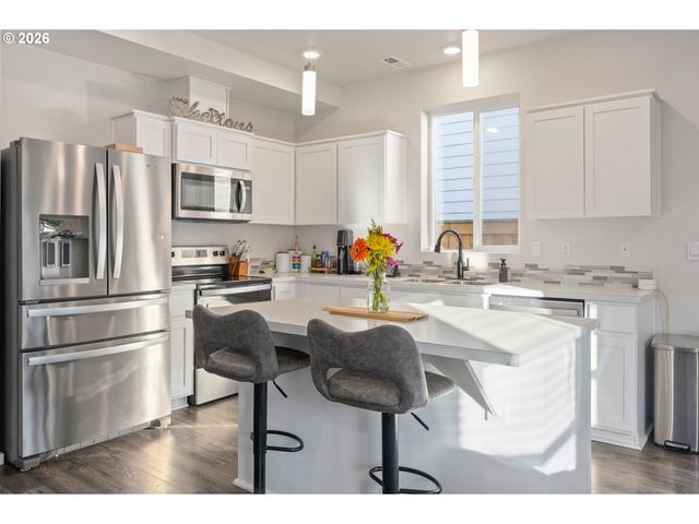 2985 W St, Springfield, OR 97477