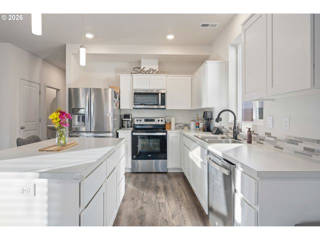 2985 W St, Springfield, OR 97477