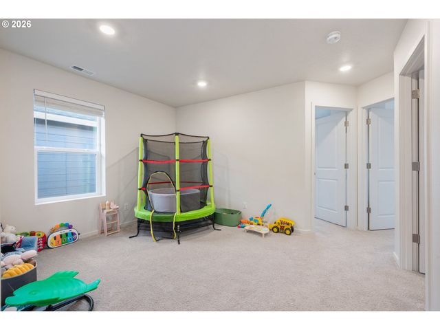 2985 W St, Springfield, OR 97477