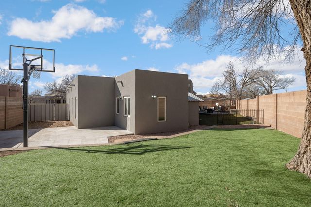 500 Cilantro Lane NW, Albuquerque, NM 87104