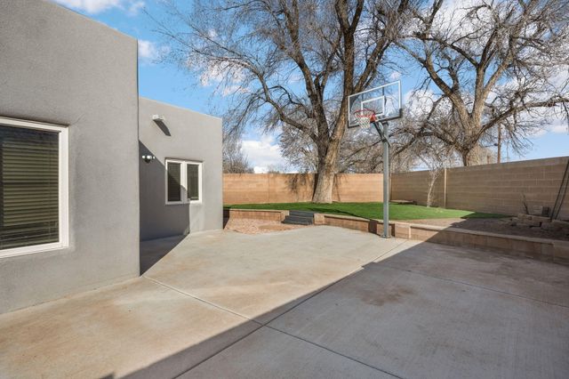 500 Cilantro Lane NW, Albuquerque, NM 87104