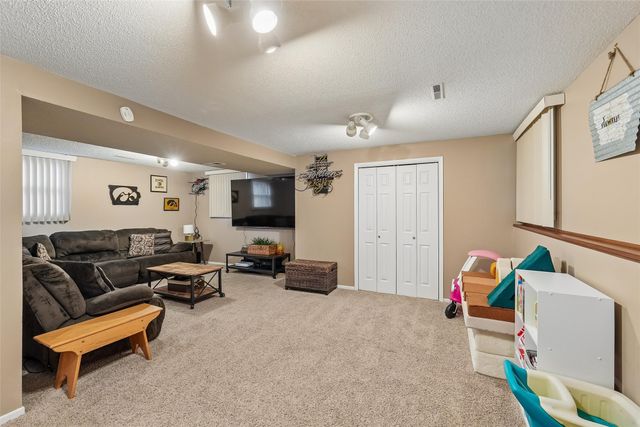 6686 NW 54th Court, Johnston, IA 50131