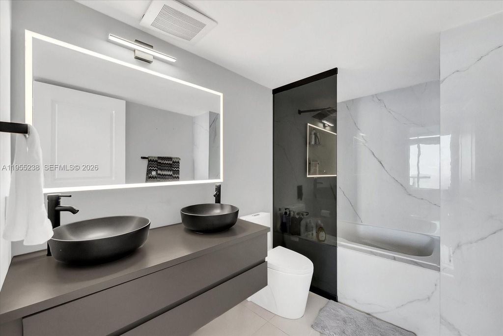 Image 16 of property listing at 480 NE 30th St 904, Miami, FL 33137