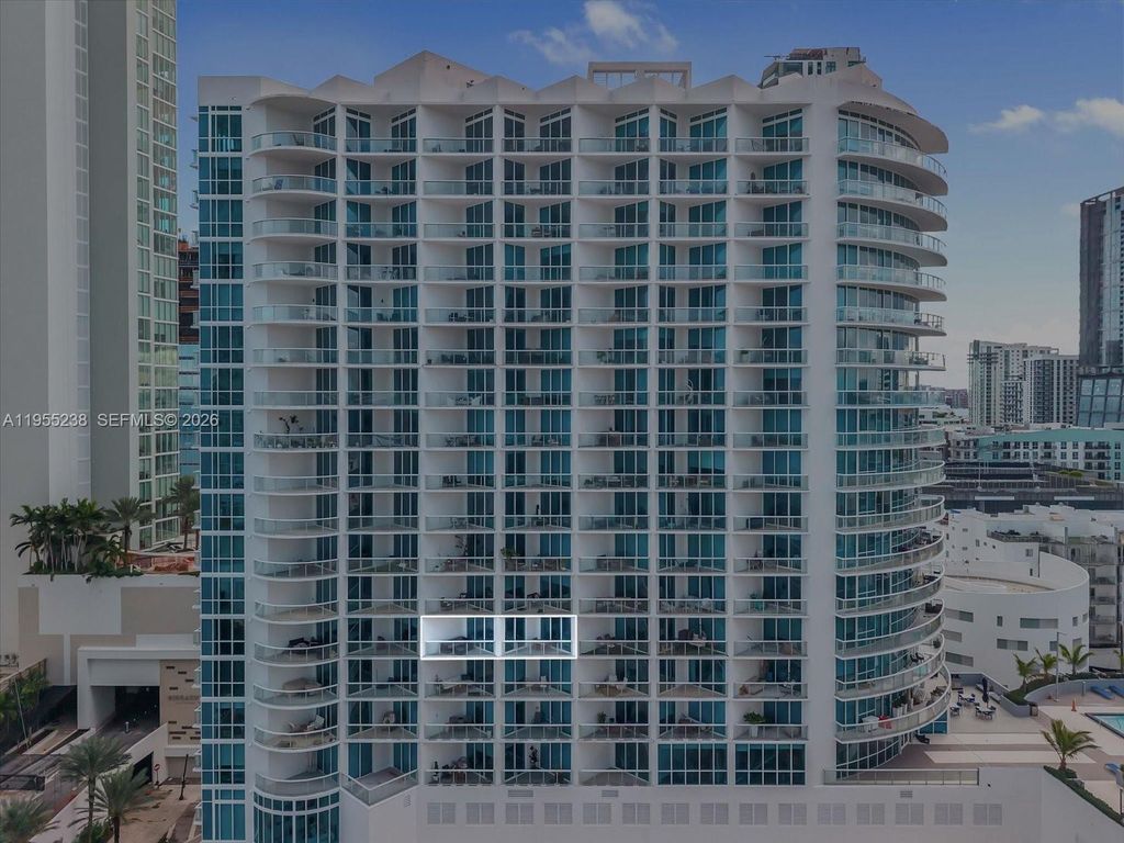 Image 24 of property listing at 480 NE 30th St 904, Miami, FL 33137