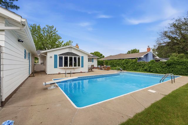 1833 7th St SW, Minot, ND 58701