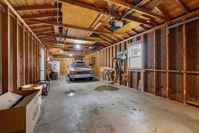 1833 7th St SW, Minot, ND 58701