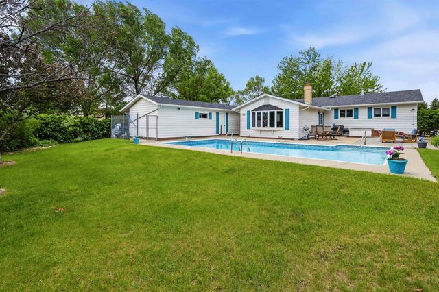 1833 7th St SW, Minot, ND 58701