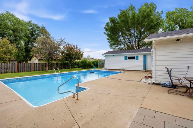 1833 7th St SW, Minot, ND 58701
