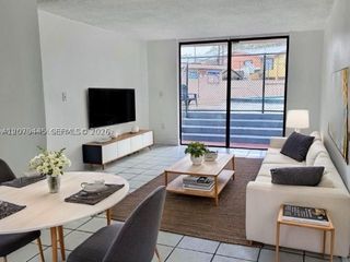 9678 Fontainebleau Blvd 111, Miami, FL 33172