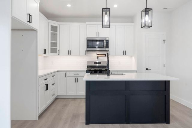 118 E Acacia Circle, Clever, MO 65631