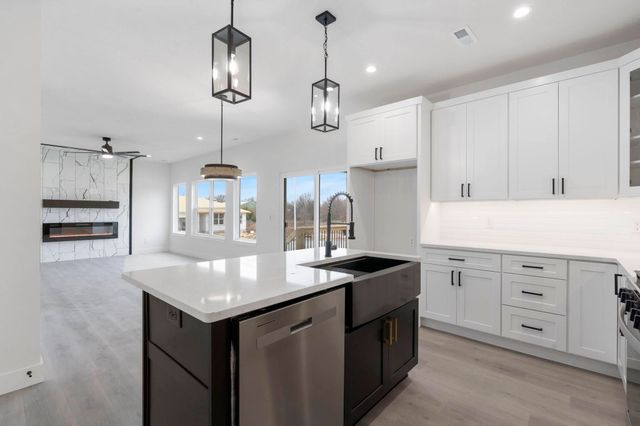 118 E Acacia Circle, Clever, MO 65631