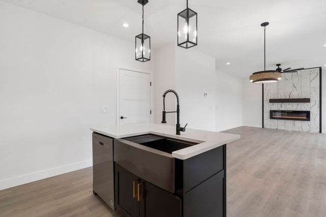 118 E Acacia Circle, Clever, MO 65631