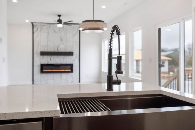 118 E Acacia Circle, Clever, MO 65631