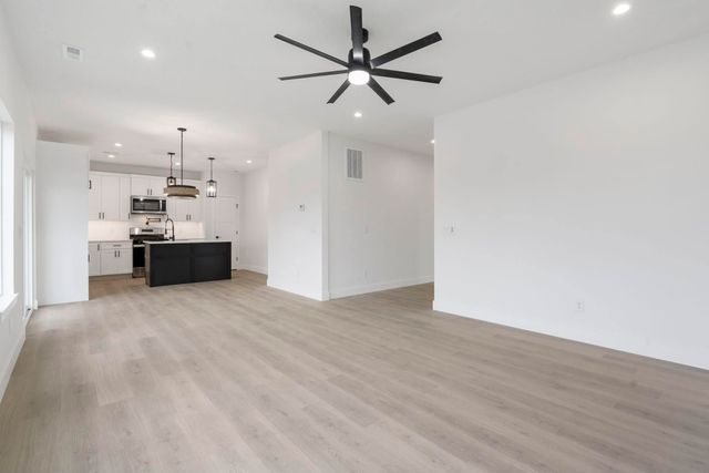 118 E Acacia Circle, Clever, MO 65631