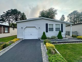 16 Village Circle E, Manorville, NY 11949