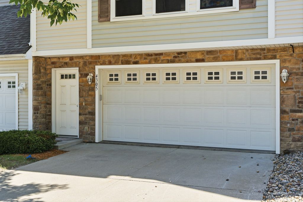 4305 154th Street, Urbandale, IA 50323