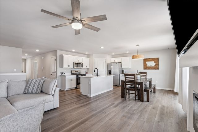 7114 Harlan Eddy Drive SW, Cedar Rapids, IA 52404