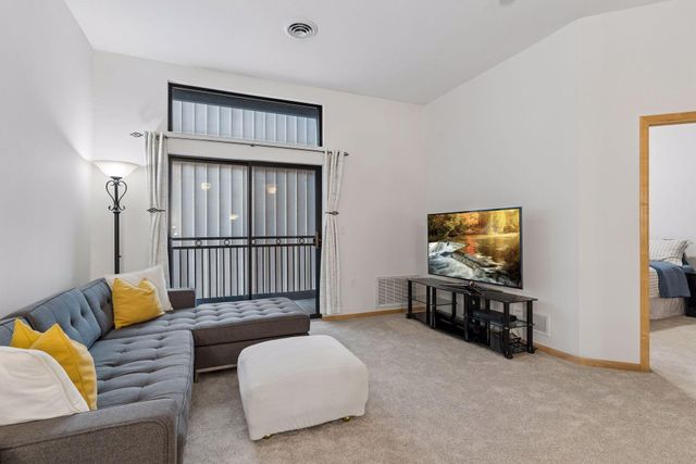 270 4th Street E 203, Saint Paul, MN 55101