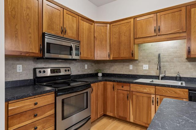 270 4th Street E 203, Saint Paul, MN 55101