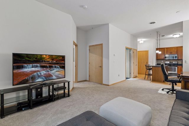 270 4th Street E 203, Saint Paul, MN 55101