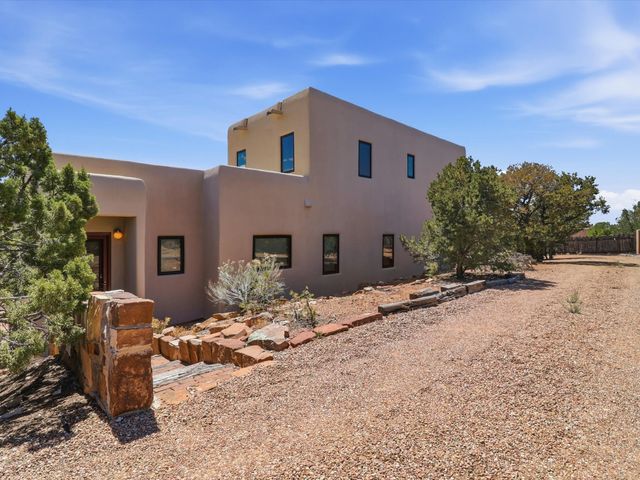 975 Indian Ridge, Santa Fe, NM 87501