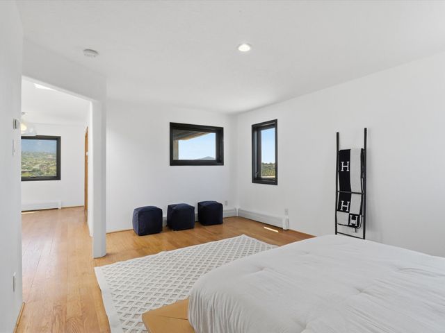975 Indian Ridge, Santa Fe, NM 87501