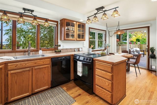 637 Elm Place, Edmonds, WA 98020