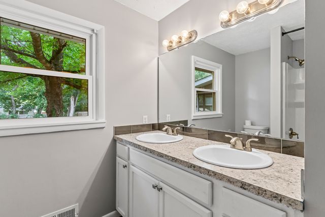 1904 S Glencrest Avenue, Springfield, MO 65804