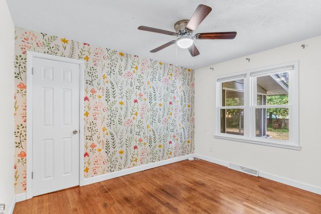 1904 S Glencrest Avenue, Springfield, MO 65804