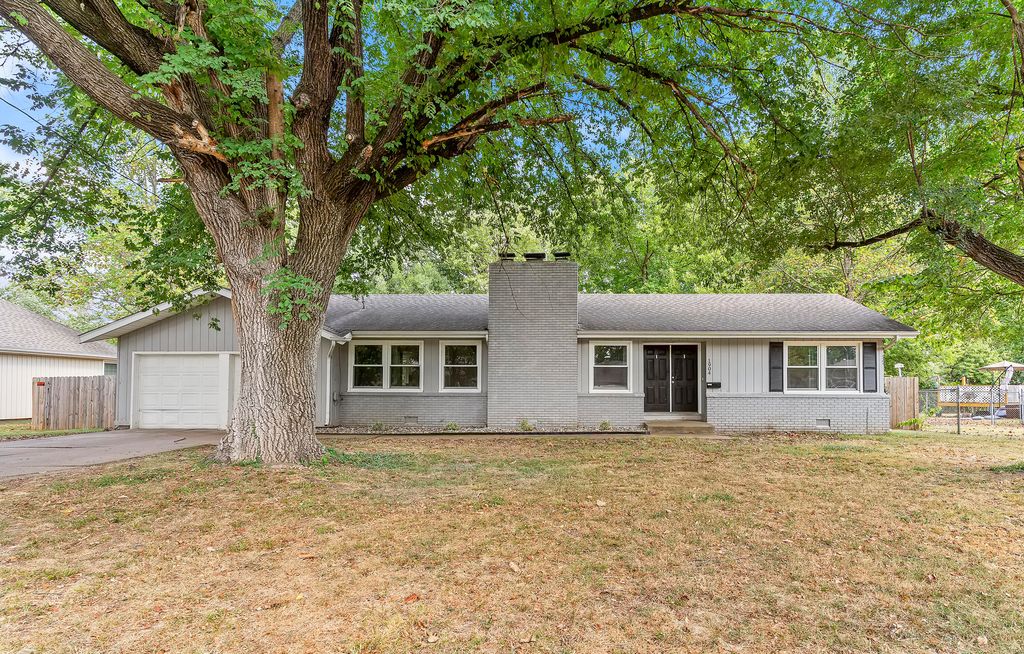 1904 S Glencrest Avenue, Springfield, MO 65804