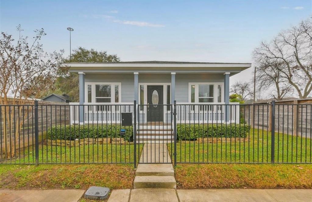902 E 32nd Street, Houston, TX 77022
