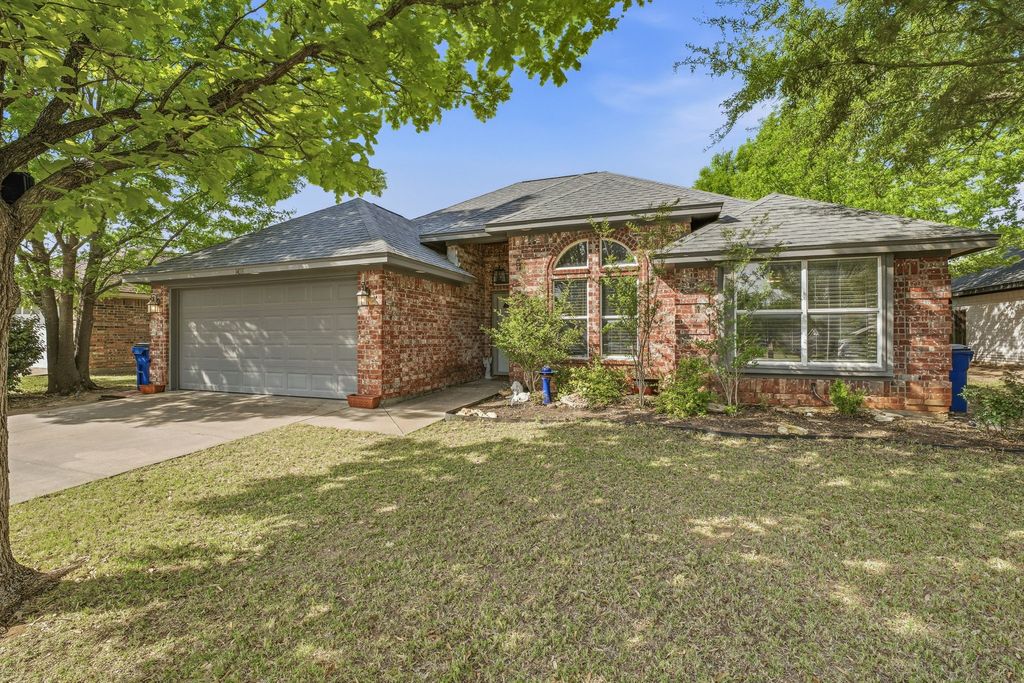 1408 Spanish Trail Drive, Granbury, TX 76048