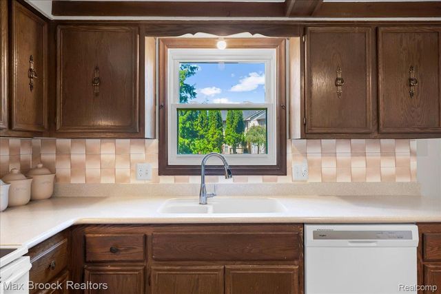 217 Stonetree Circle, Rochester Hills, MI 48309