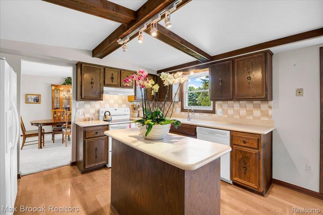 217 Stonetree Circle, Rochester Hills, MI 48309