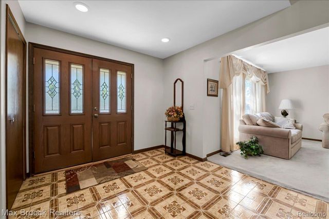 217 Stonetree Circle, Rochester Hills, MI 48309