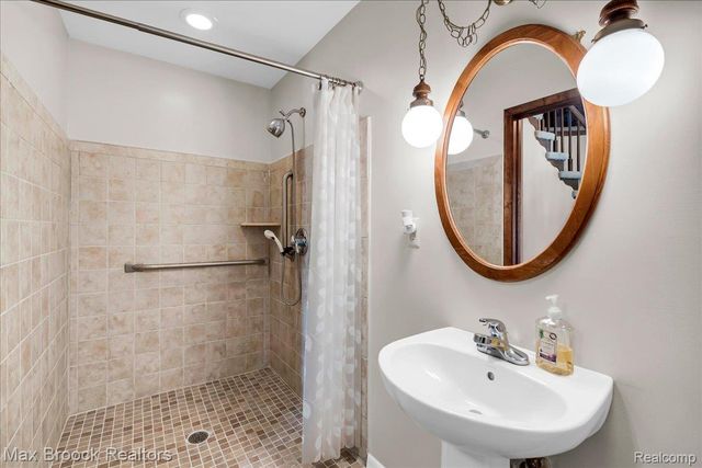 217 Stonetree Circle, Rochester Hills, MI 48309