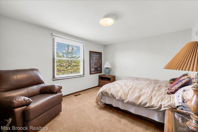 217 Stonetree Circle, Rochester Hills, MI 48309