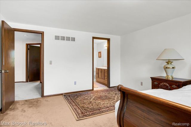 217 Stonetree Circle, Rochester Hills, MI 48309