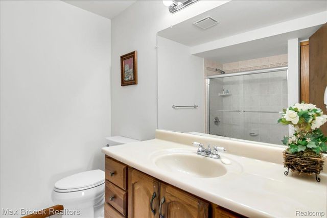 217 Stonetree Circle, Rochester Hills, MI 48309